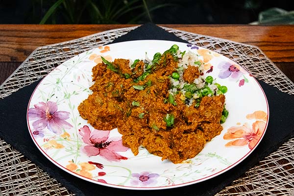 Quick and easy lamb curry with rice and peas.