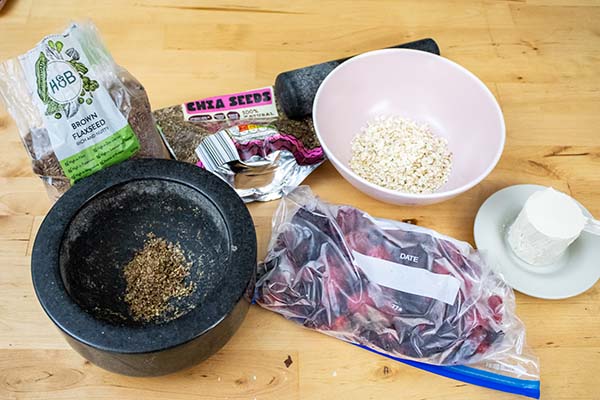Ingredients-for-vegan-berrylicious-breakfast-smoothie