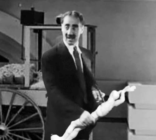 Groucho in posession of the statuette